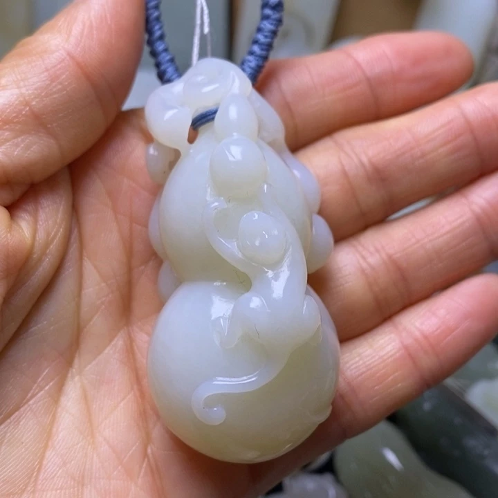 和田玉未镶嵌把件