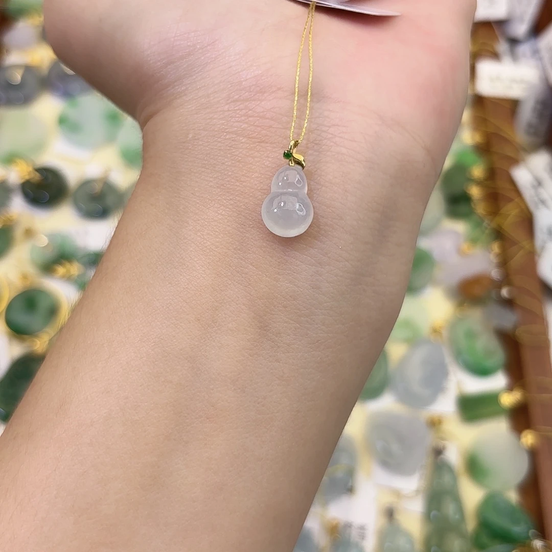 翡翠18K金镶嵌颈饰葫芦