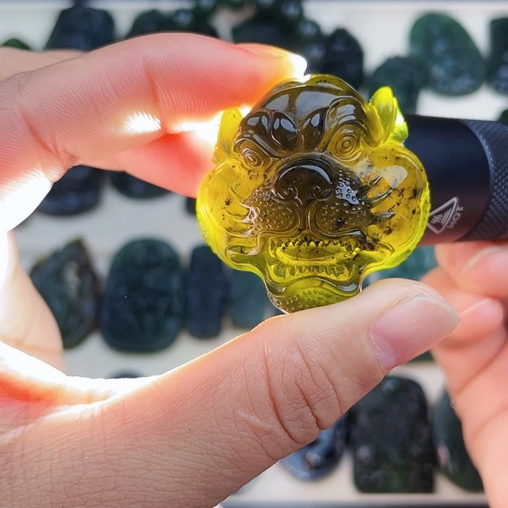 蛇纹石玉未镶嵌挂件泰山玉虎虎生威