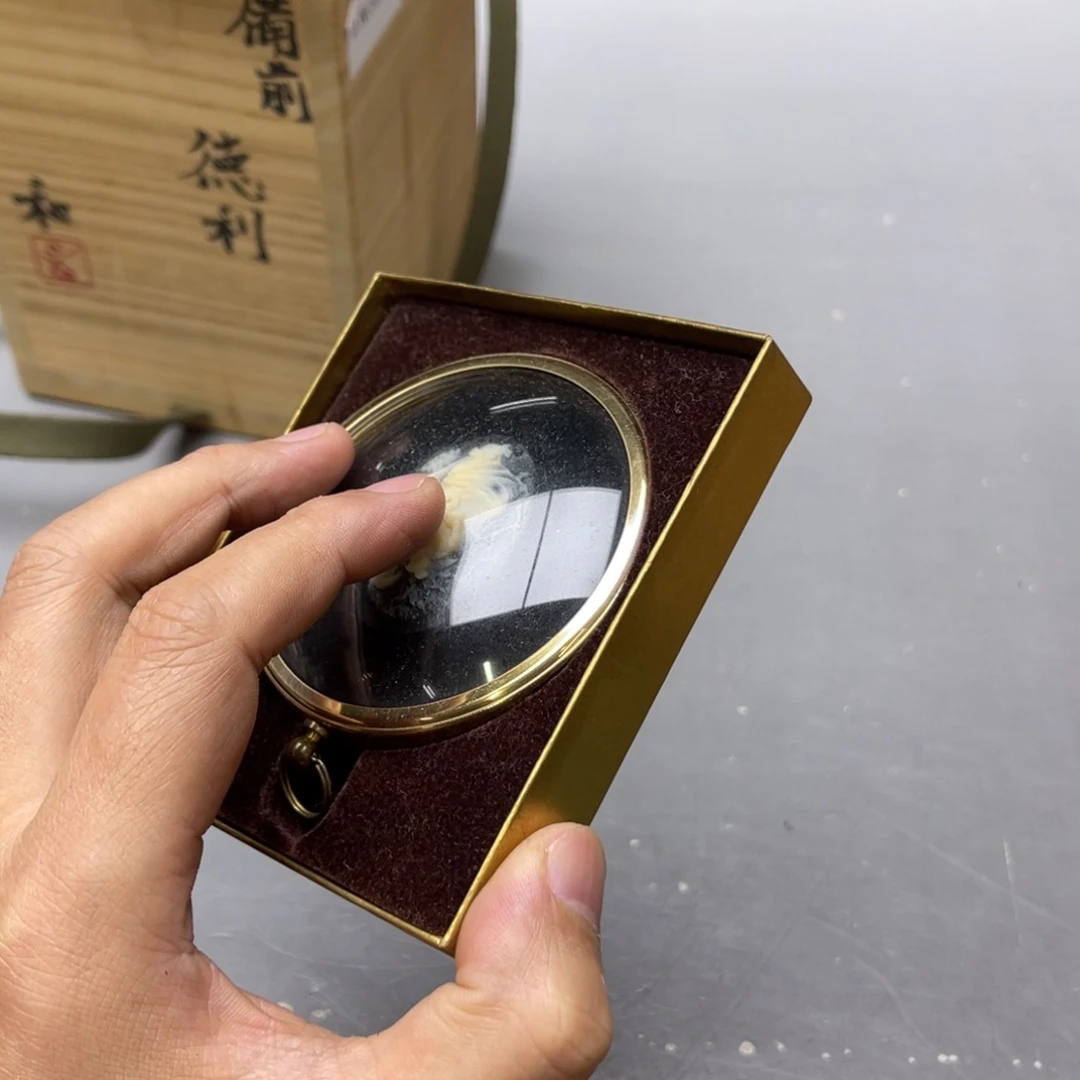 啦***哈瓷片密密麻麻地铺满一