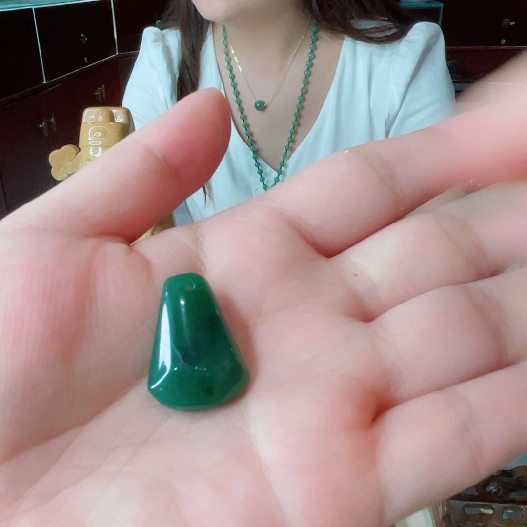 颈饰未镶嵌密玉（石英质玉）