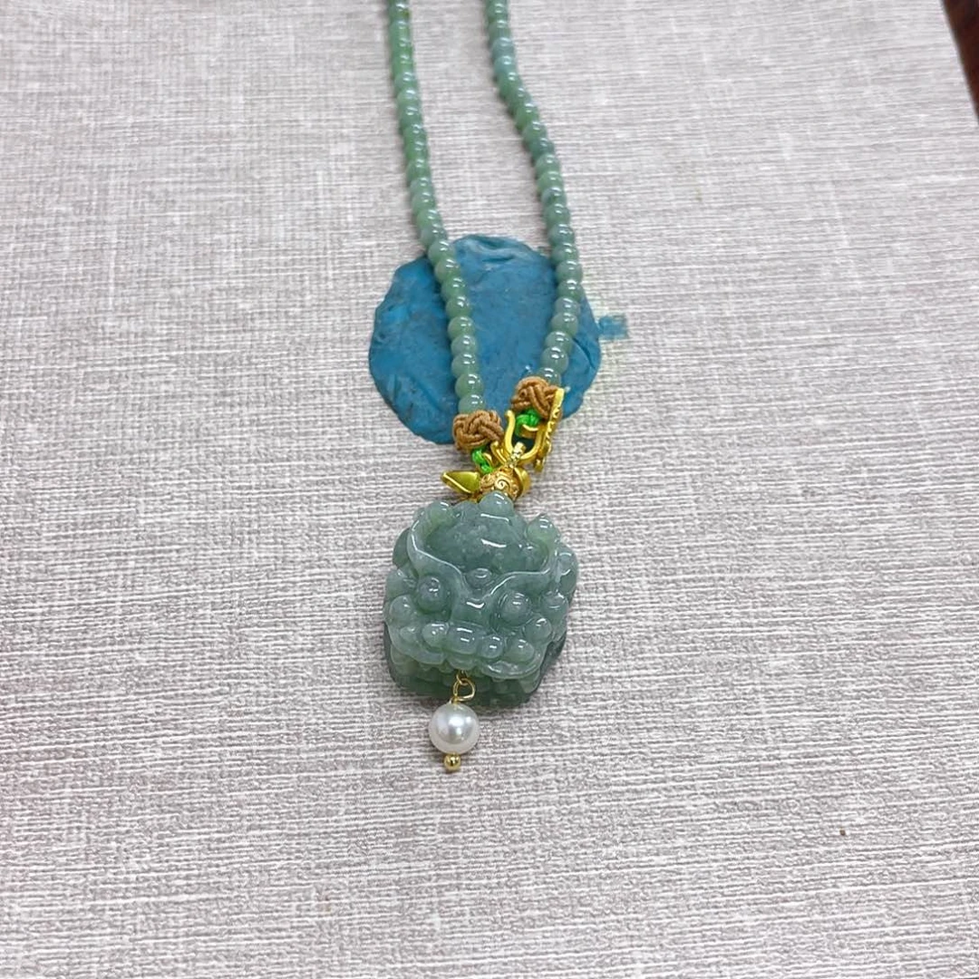 翡翠未镶嵌颈饰吞金曾吊坠
