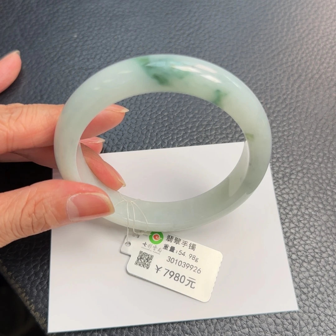 翡翠手镯未镶嵌飘花