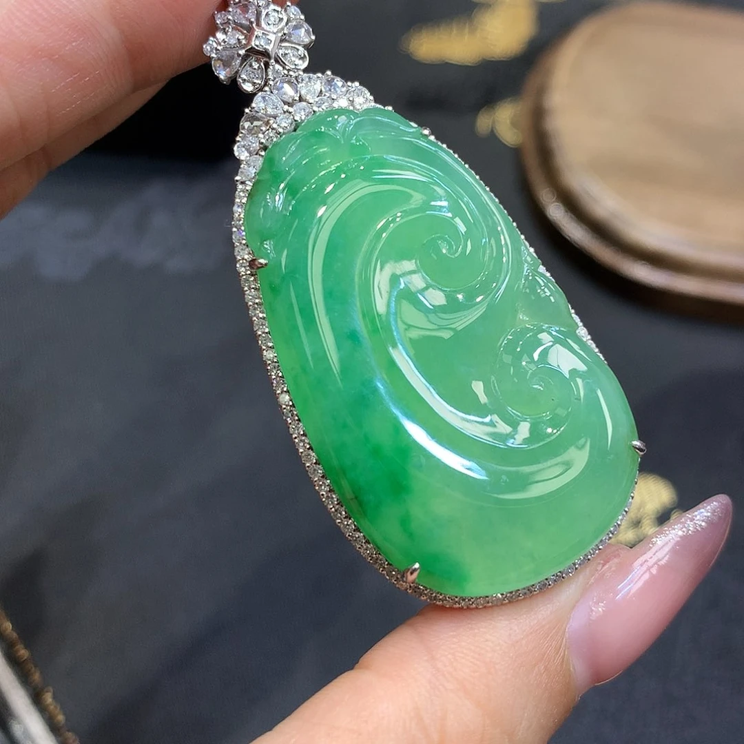 18K金镶嵌挂件翡翠