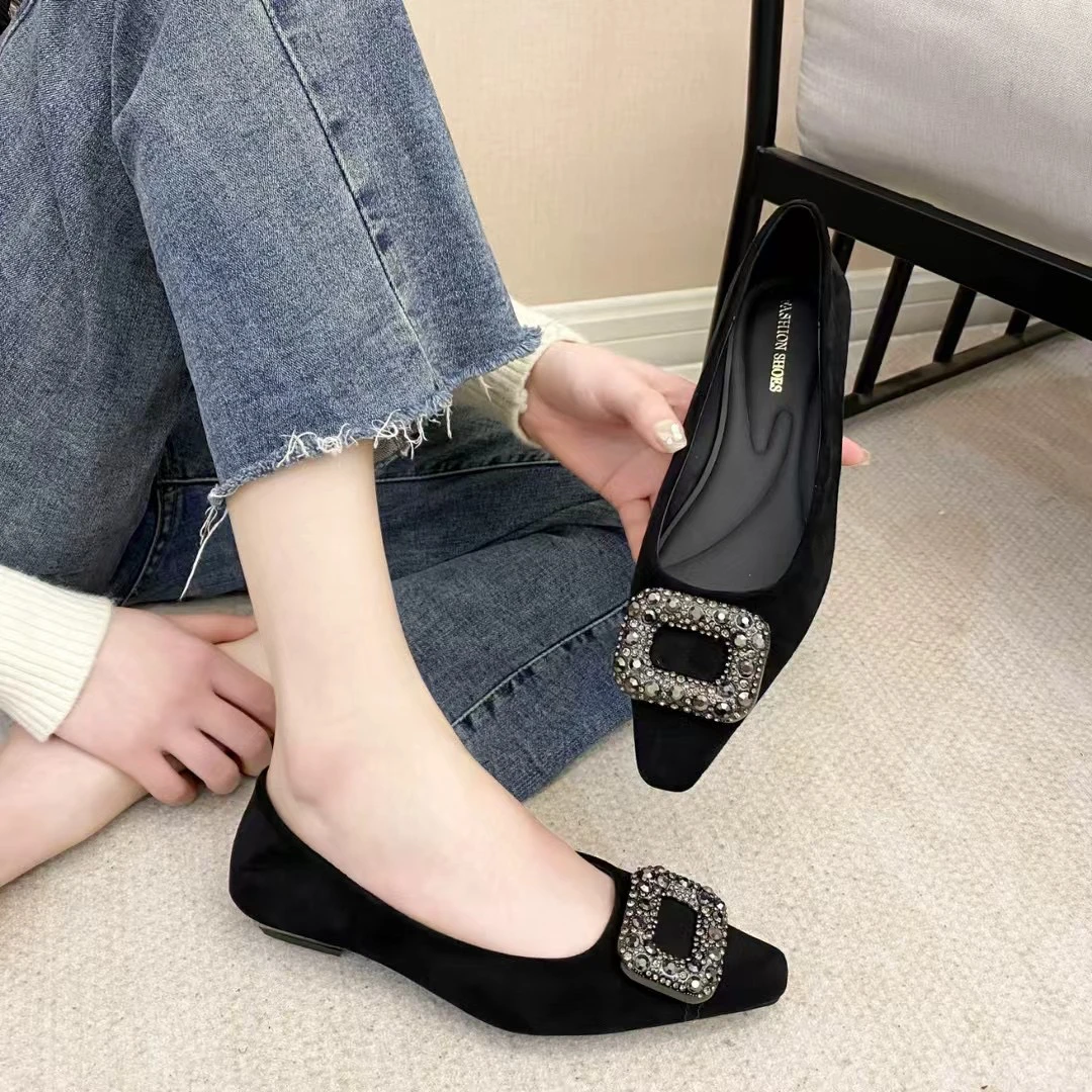 春季新款方扣带钻三公分高跟单鞋脚感舒适，时尚百搭