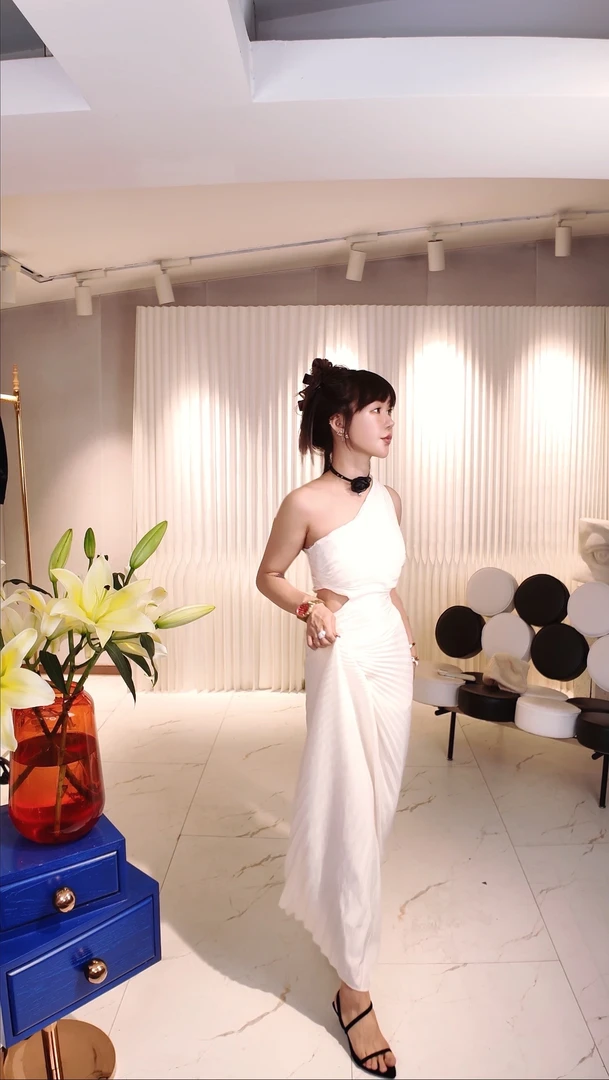 2025新款个性斜肩露腰设计显瘦百搭连衣裙