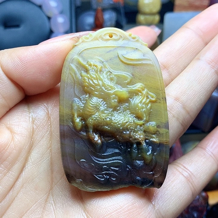 未镶嵌吊坠(不含链)硅化玉麒麟牌