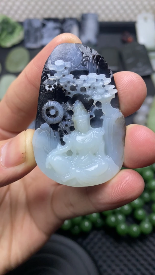 和田玉青花观音吊坠三色巧雕俏色雕刻