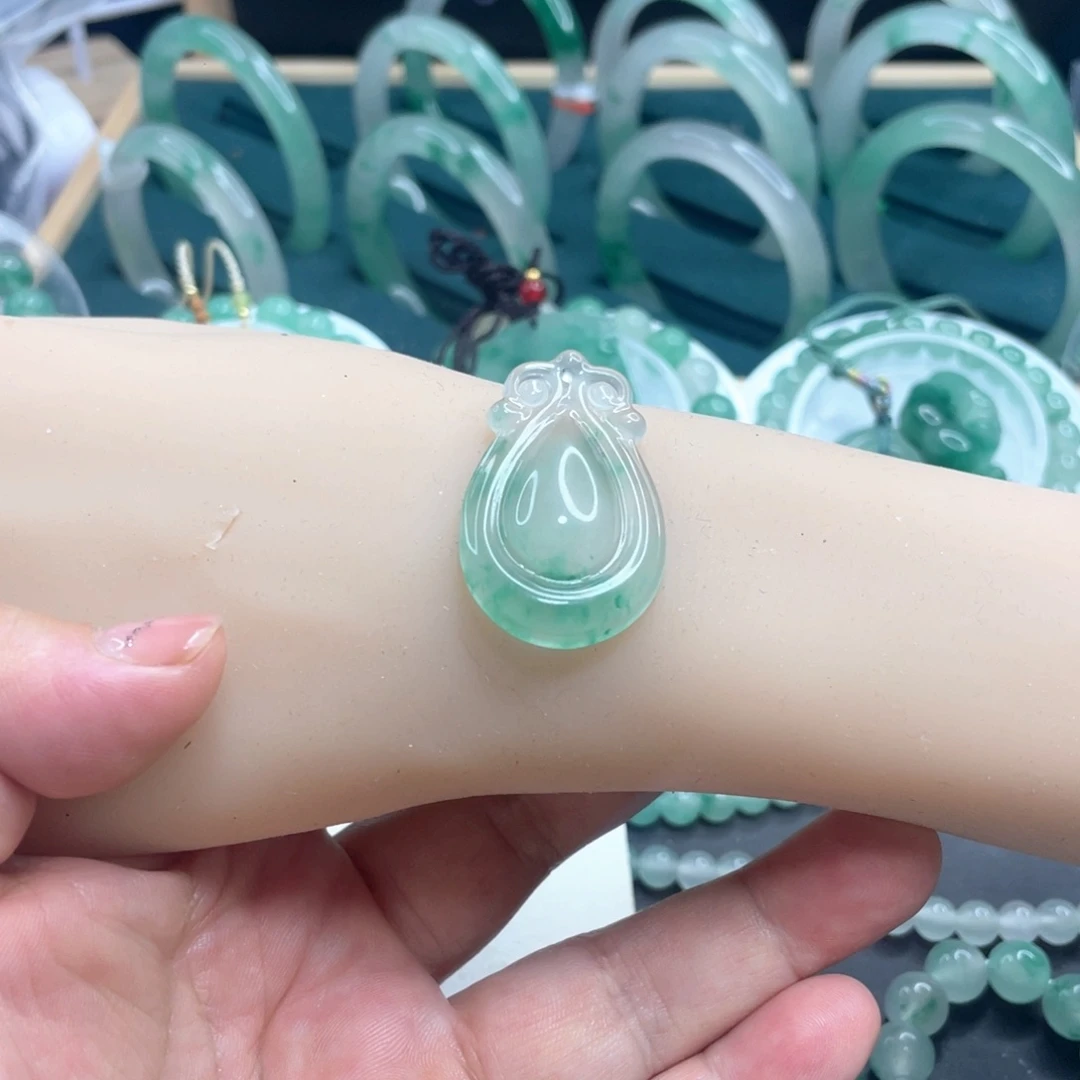 石英质玉未镶嵌颈饰