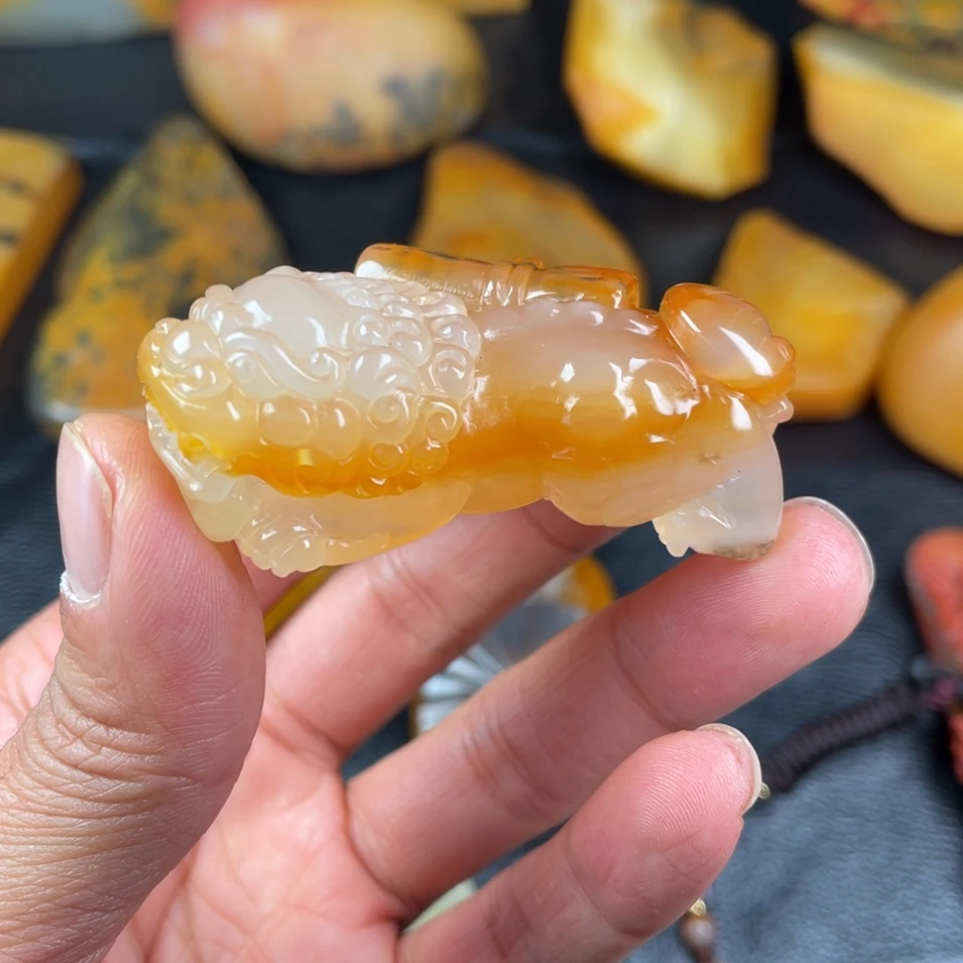 未镶嵌石英质玉（黄龙玉）颈饰