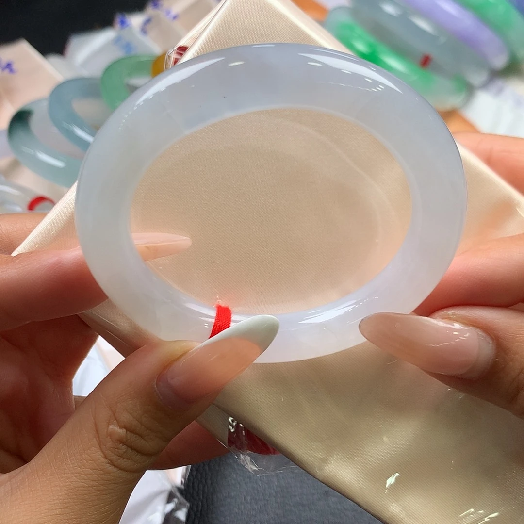 翡翠未镶嵌手镯（圆镯）51号。