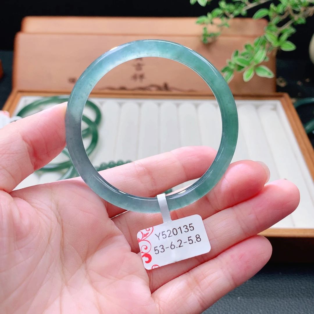 翡翠未镶嵌手镯（圆镯）