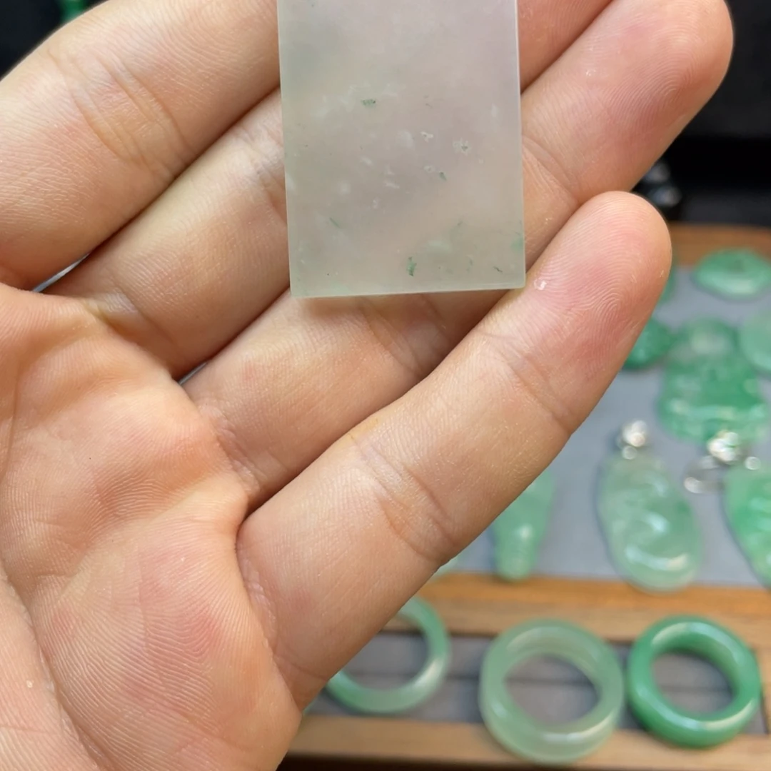 石英质玉（非洲翠）未镶嵌颈饰