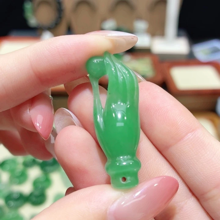 石英质玉（非洲翠）未镶嵌颈饰