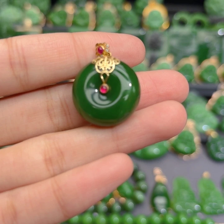 颈饰18K金镶嵌和田玉（碧玉）