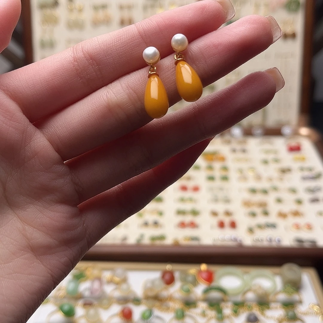 用***8和田玉未镶嵌耳饰