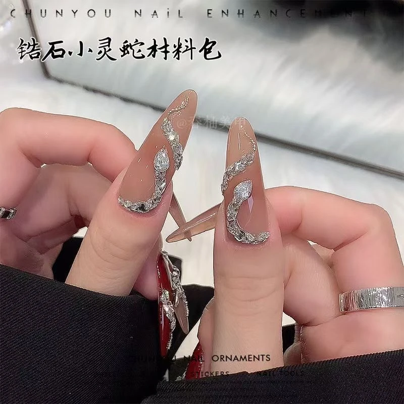 2025蛇年爆款锆石立体灵蛇拼钻美甲饰品白色奢华指甲钻饰品高级