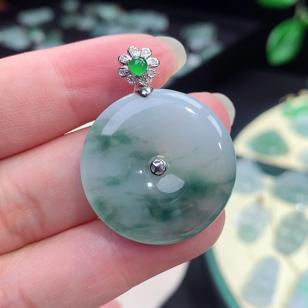 翡翠18K金镶嵌颈饰平安扣