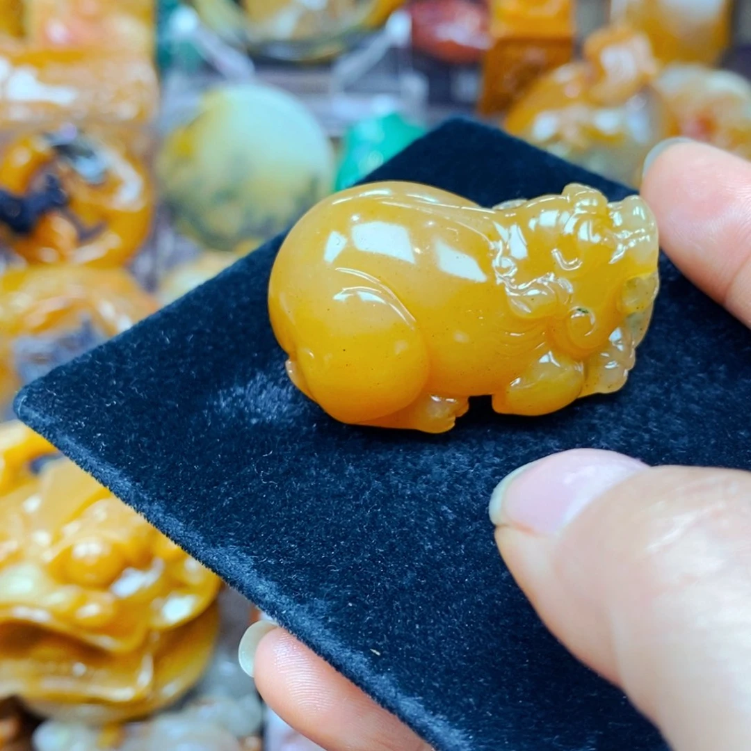 未镶嵌石英质玉（黄龙玉）颈饰