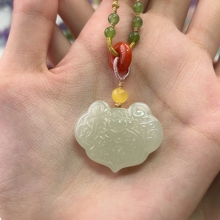 和田玉未镶嵌颈饰平安锁