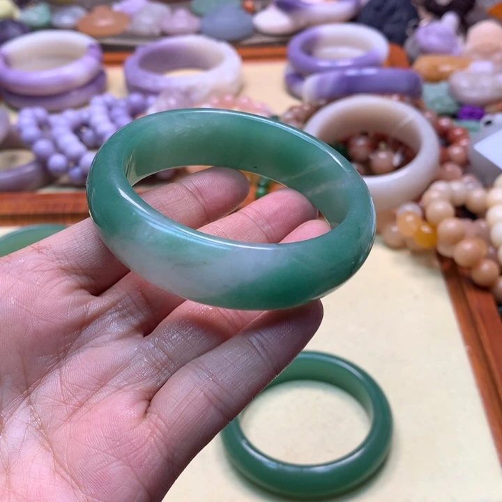 石英岩玉未镶嵌白飘绿55.5