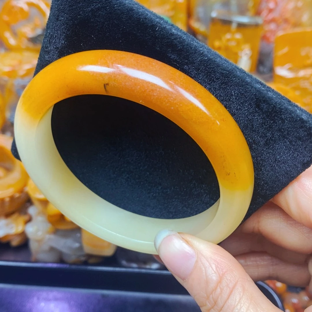 未镶嵌石英质玉（黄龙玉）颈饰