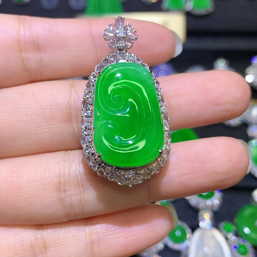 翡翠18K金镶嵌颈饰高冰满绿如意