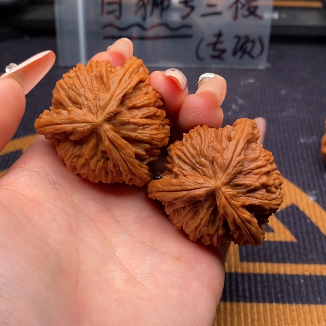 自***菜文玩核桃吊坠白狮子