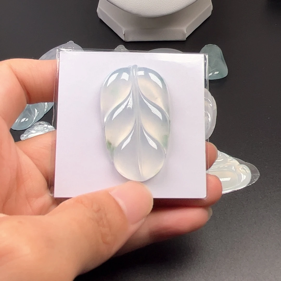 翡翠未镶嵌颈饰尺寸42.7，25.6，5.7mm