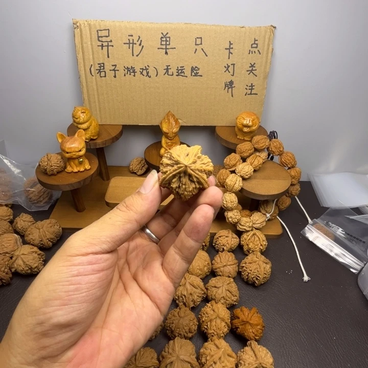 萧***弑桃核吊坠麦穗虎头有瑕疵
