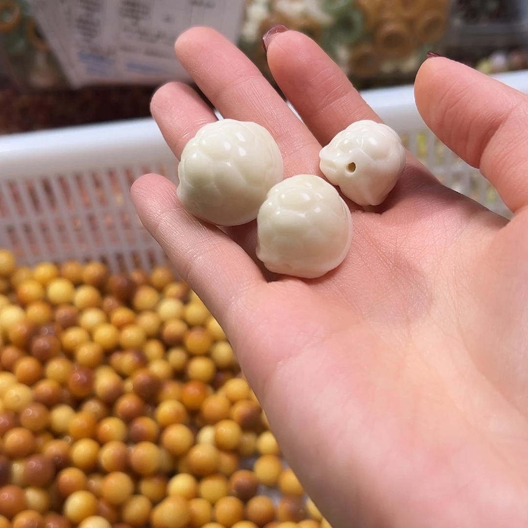 白玉菩提吊坠富甲两颗瑕疵有裂