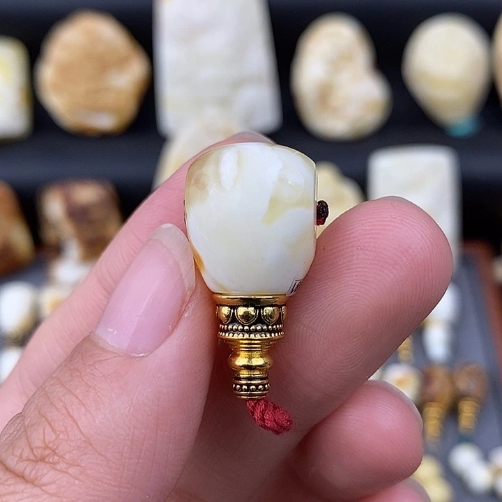 琥珀未镶嵌裸石13金瓷白三通微瑕c581