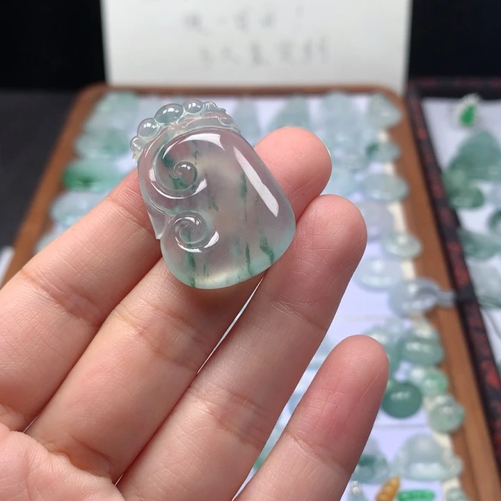 颈饰未镶嵌翡翠冰种飘花如意