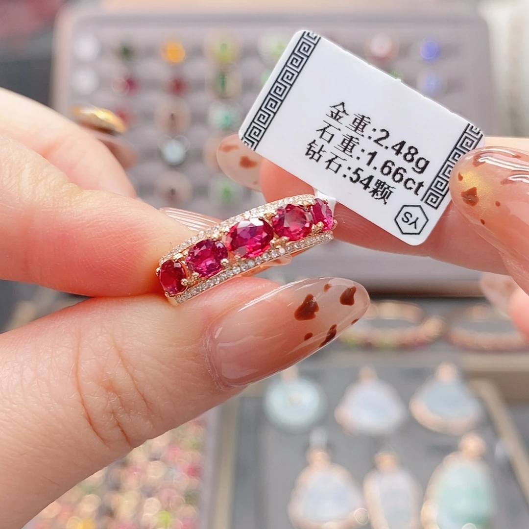 戒指18K金镶嵌红宝石1.66。