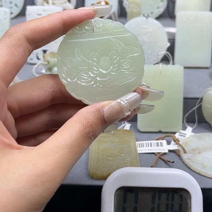 和田玉未镶嵌颈饰云*