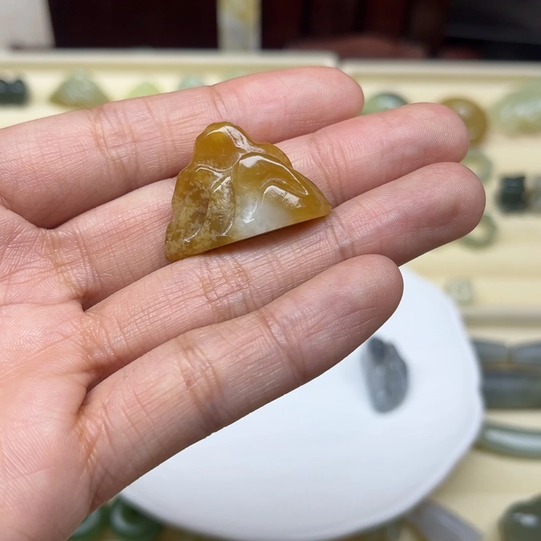 袁***圆和田玉未镶嵌珠宝半成品