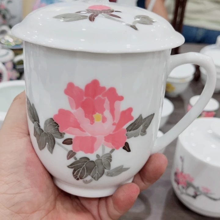 杯釉下五彩的瓷器和瓷器