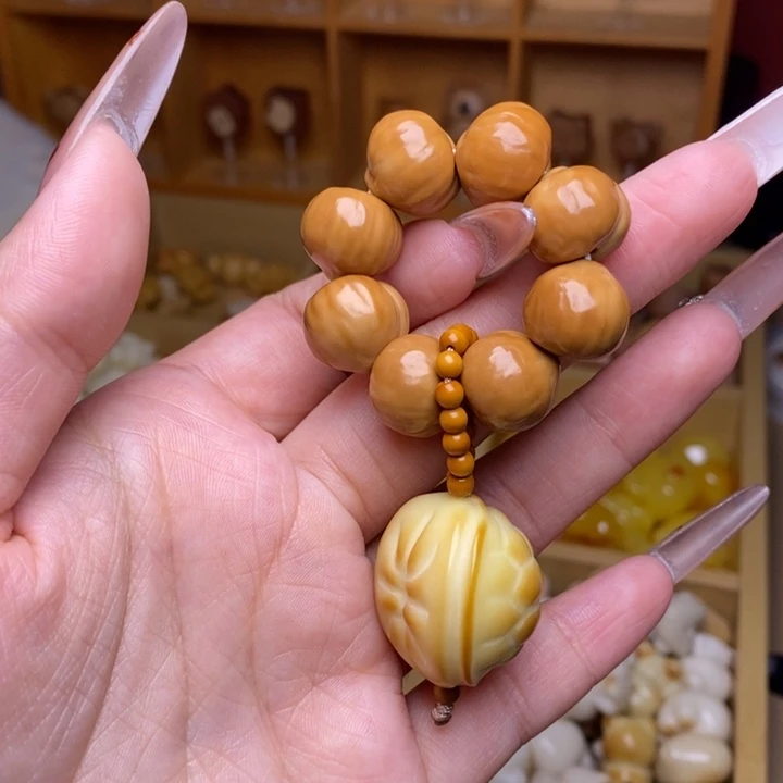 猴头核桃吊坠蜜桃臀手捻搭配