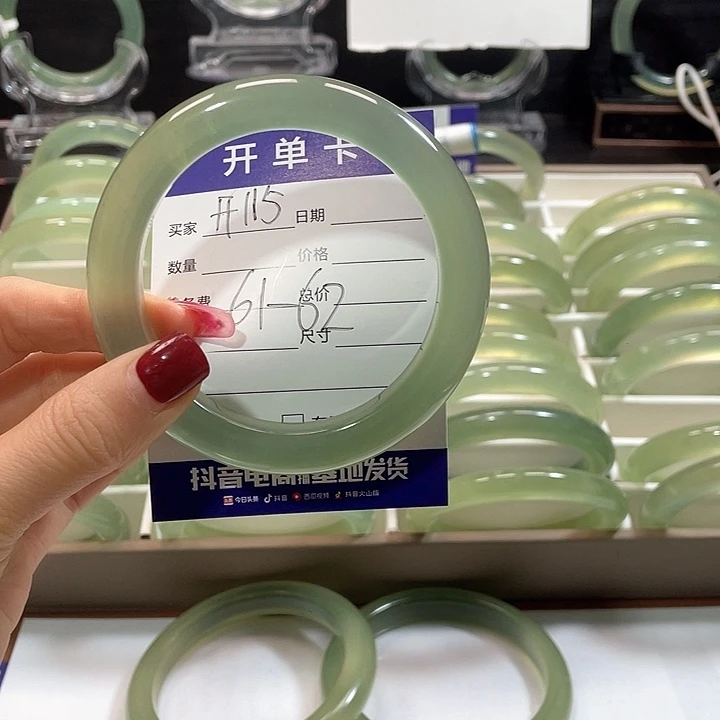 蛇纹石玉手镯未镶嵌与**随