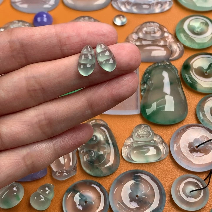 翡翠挂件未镶嵌….