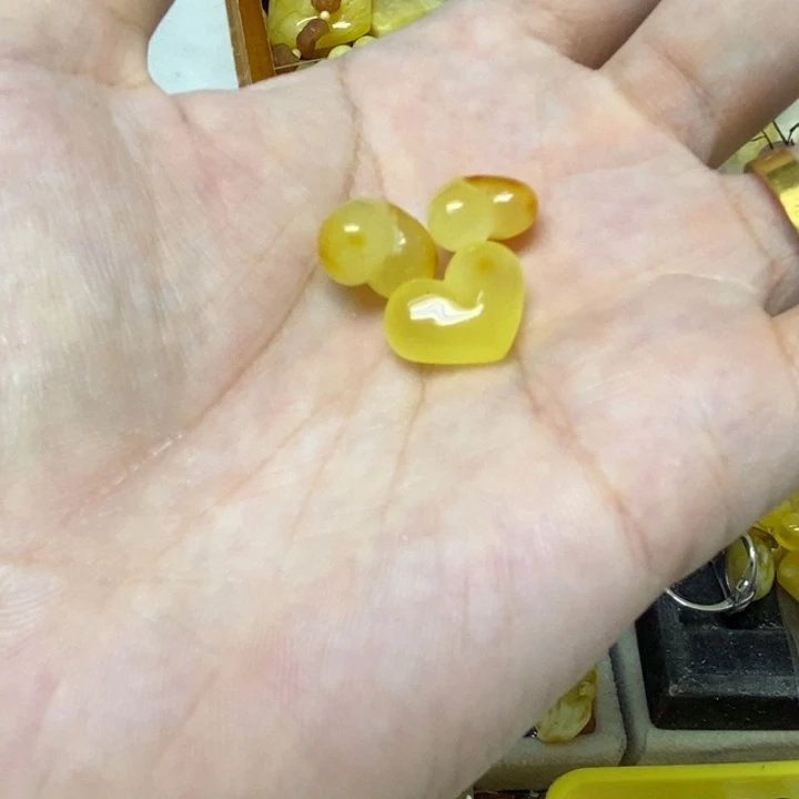 未镶嵌蜜蜡裸石多样性发货其一