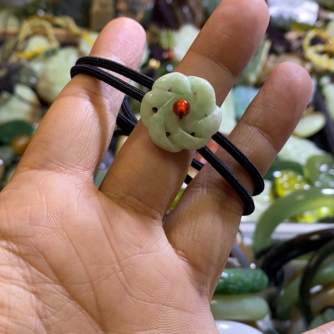 翡翠未镶嵌戒指一个
