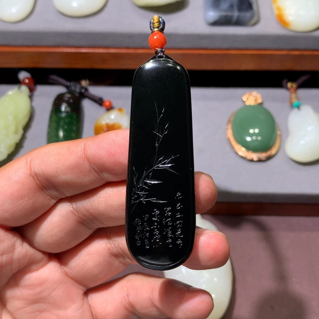 谈***城和田玉未镶嵌颈饰