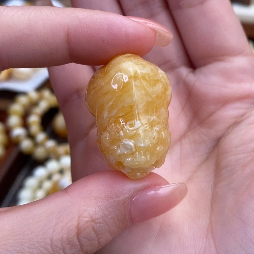 琥珀未镶嵌裸石貔貅