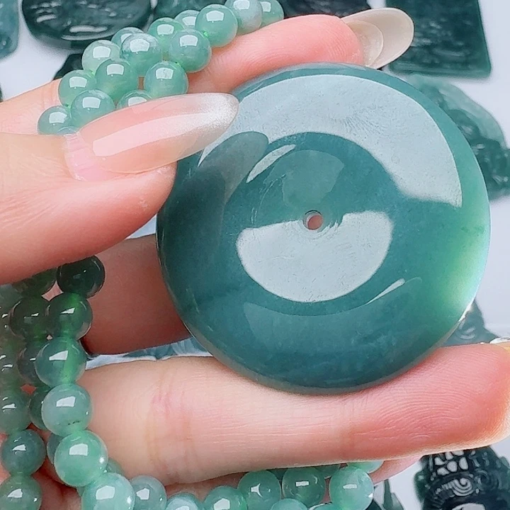翡翠未镶嵌颈饰多样性发其一