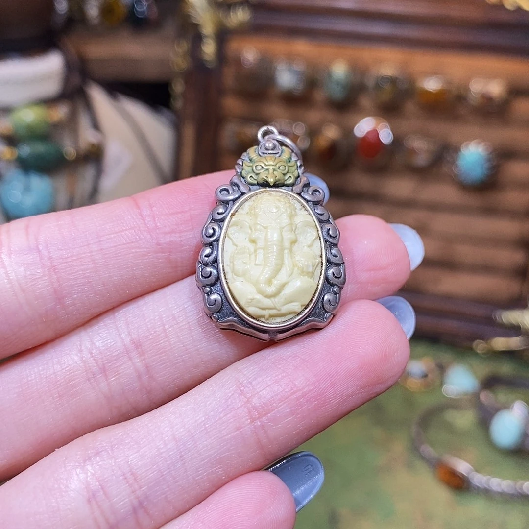 银S925镶嵌颈饰琥珀吊坠