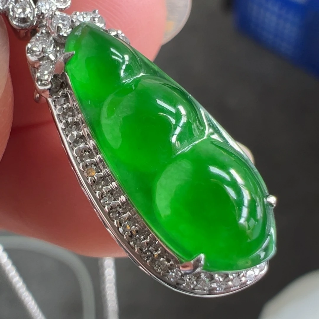 翡翠颈饰18K金镶嵌翡翠福豆