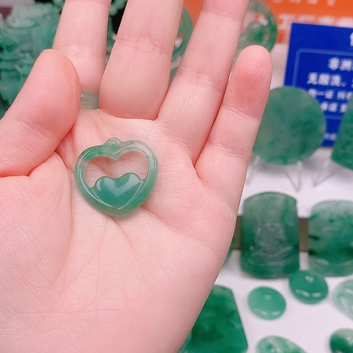 颈饰未镶嵌石英质玉