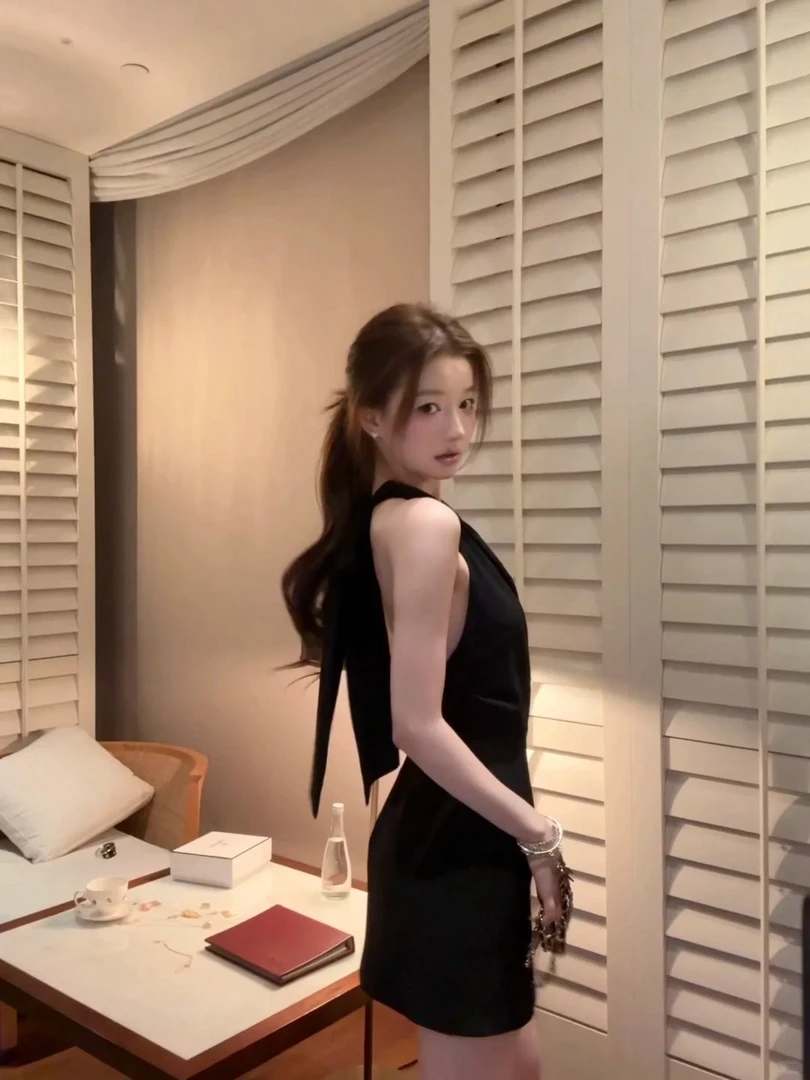 辣妹黑色V领挂脖连衣裙女2025夏季新款露背收腰修身性感包臀短裙