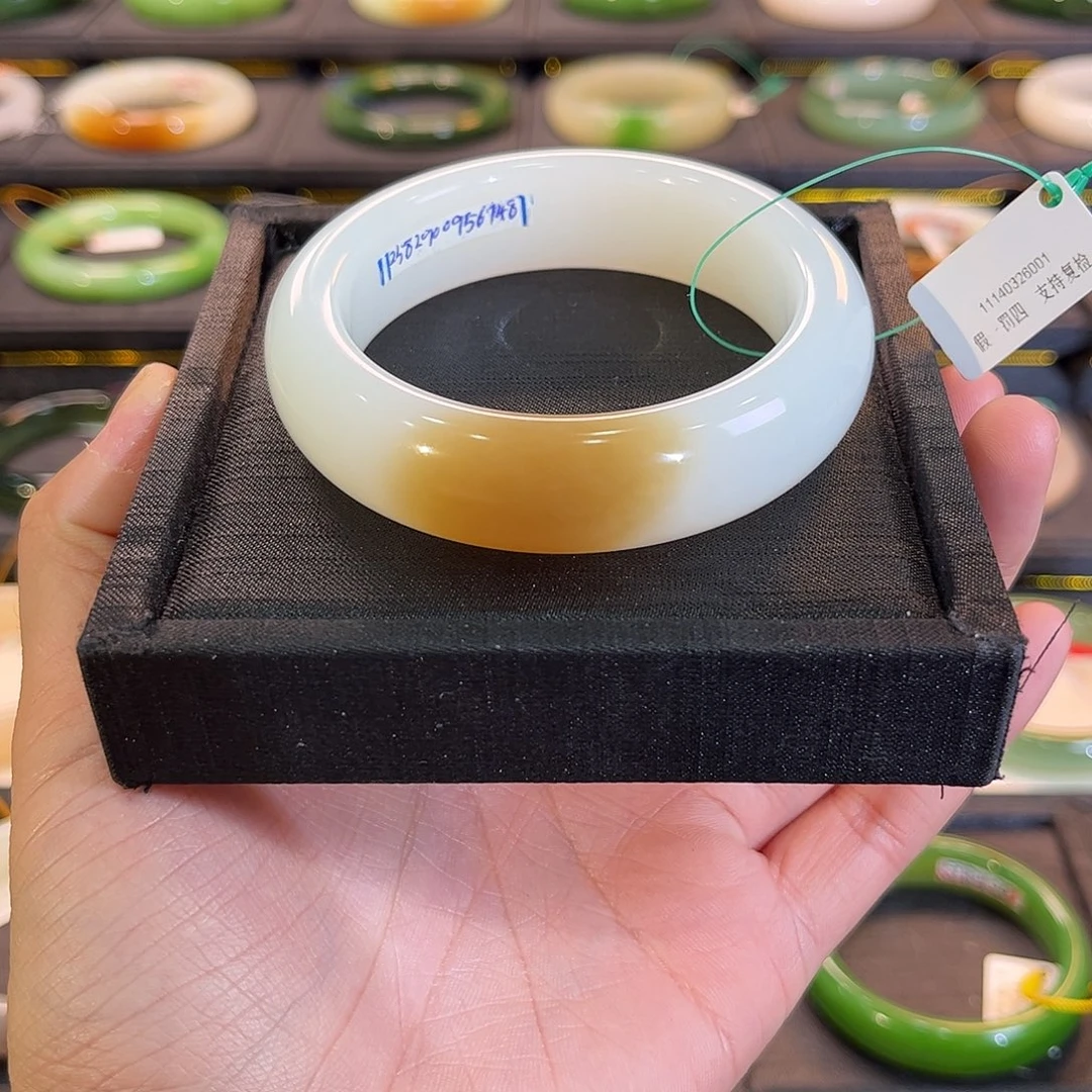 和田玉未镶嵌手镯宽版一口糖